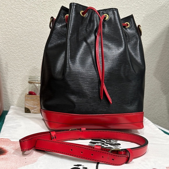 Louis Vuitton Handbags - Huge price drop ⬇️ Louis Vuitton Noe Black & Red Bucket Bag